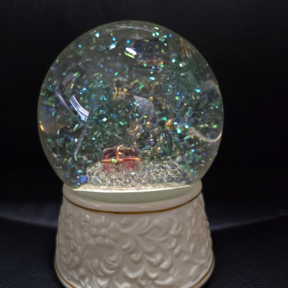 Glitter Clear Snowman Globe - Picture 3 of 4